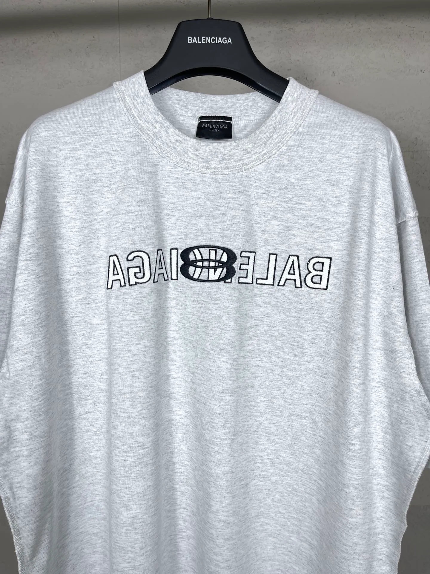 【 . Quality】BALENCI*GA/ #2024New Arrival LOGO 。 Y ， 。#2024 ZP 、 260 ， . ， 。 。Classic LOGO 。 ， 。 , OS . Same Style ：BL 223352 ：Black.Light Gray Size：XS L
